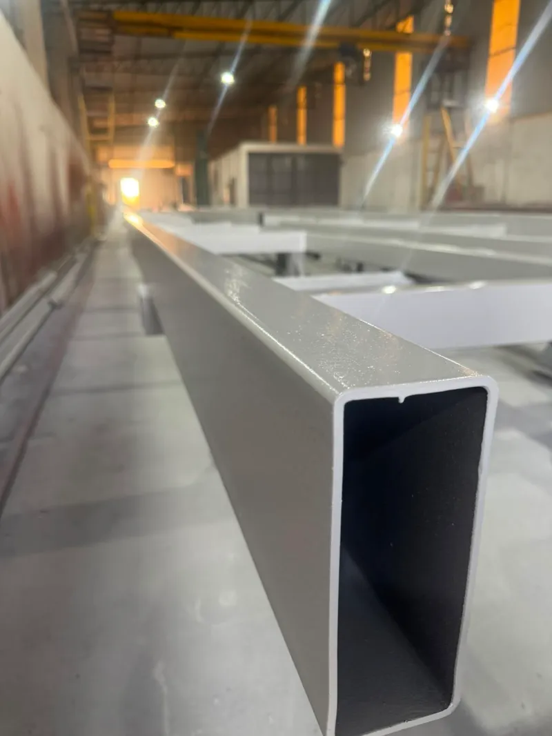 Perfil metálico tubular com pintura industrial aplicada no galpão da QualyJat